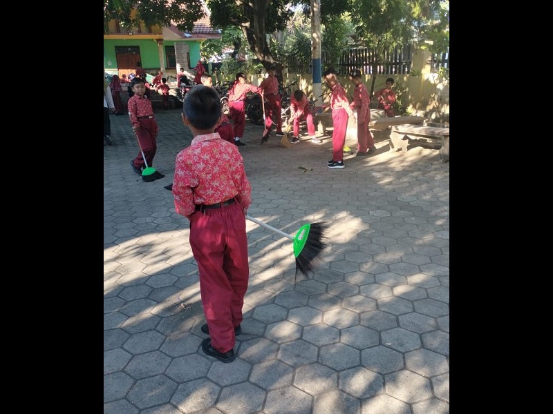 PELAKSANAAN KEGIATAN RABU BERSIH LINGKUNGAN (BERLIAN)